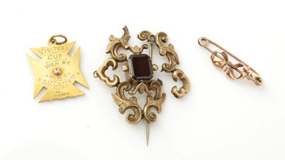 Lot 1078 - A 9ct yellow gold fob, brooch and a broken brooch