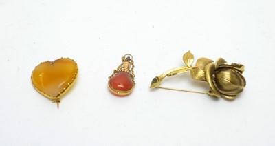 Lot 1199 - A 9ct yellow gold rose pattern brooch, and agate set jewellery