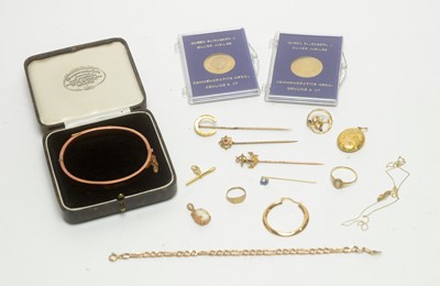 Lot 1201 - Two 9ct gold commemorative coins and gold jewellery