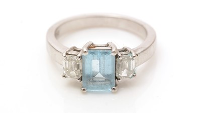 Lot 726 - A topaz and diamond ring