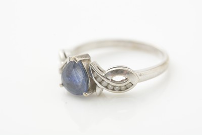 Lot 202 - A sapphire and diamond ring