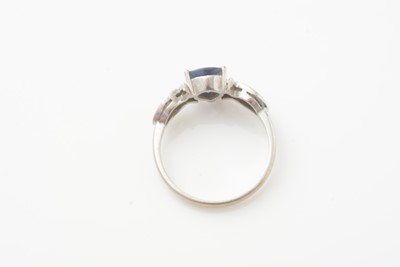 Lot 202 - A sapphire and diamond ring