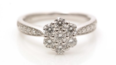 Lot 727 - A diamond cluster ring
