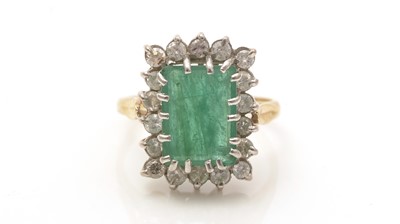 Lot 683 - An emerald and diamond cluster ring