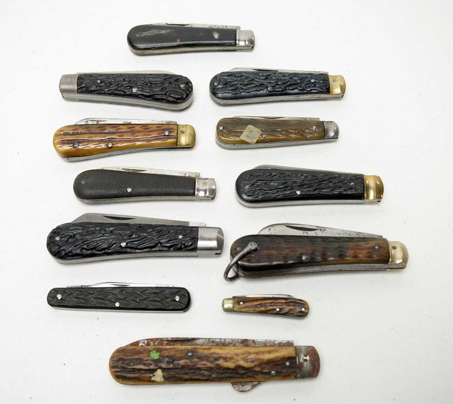 Lot 229 - A selection of folding pocket knives