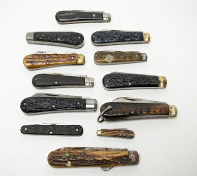 Lot 229 - A selection of folding pocket knives