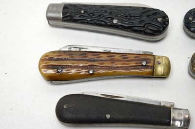 Lot 229 - A selection of folding pocket knives