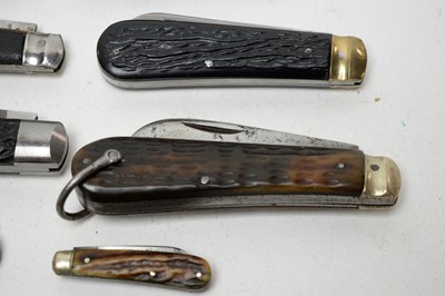 Lot 229 - A selection of folding pocket knives