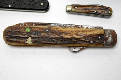 Lot 229 - A selection of folding pocket knives