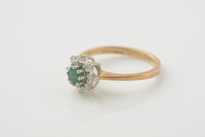 Lot 183 - An emerald and diamond cluster ring