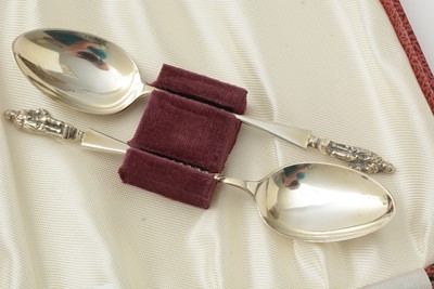 Lot 96 - A selection of silver decorative teaspoons