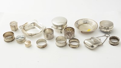 Lot 103 - A selection of silver items
