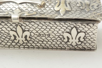 Lot 128 - A silver box by James Walter Tiptaft and a quaich