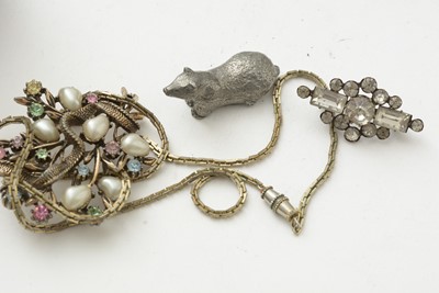 Lot 141 - A selection of costume jewellery