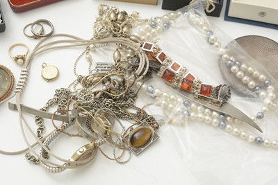 Lot 145 - A selection of costume jewellery
