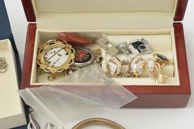 Lot 145 - A selection of costume jewellery