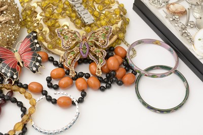 Lot 211 - A collection of costume jewellery