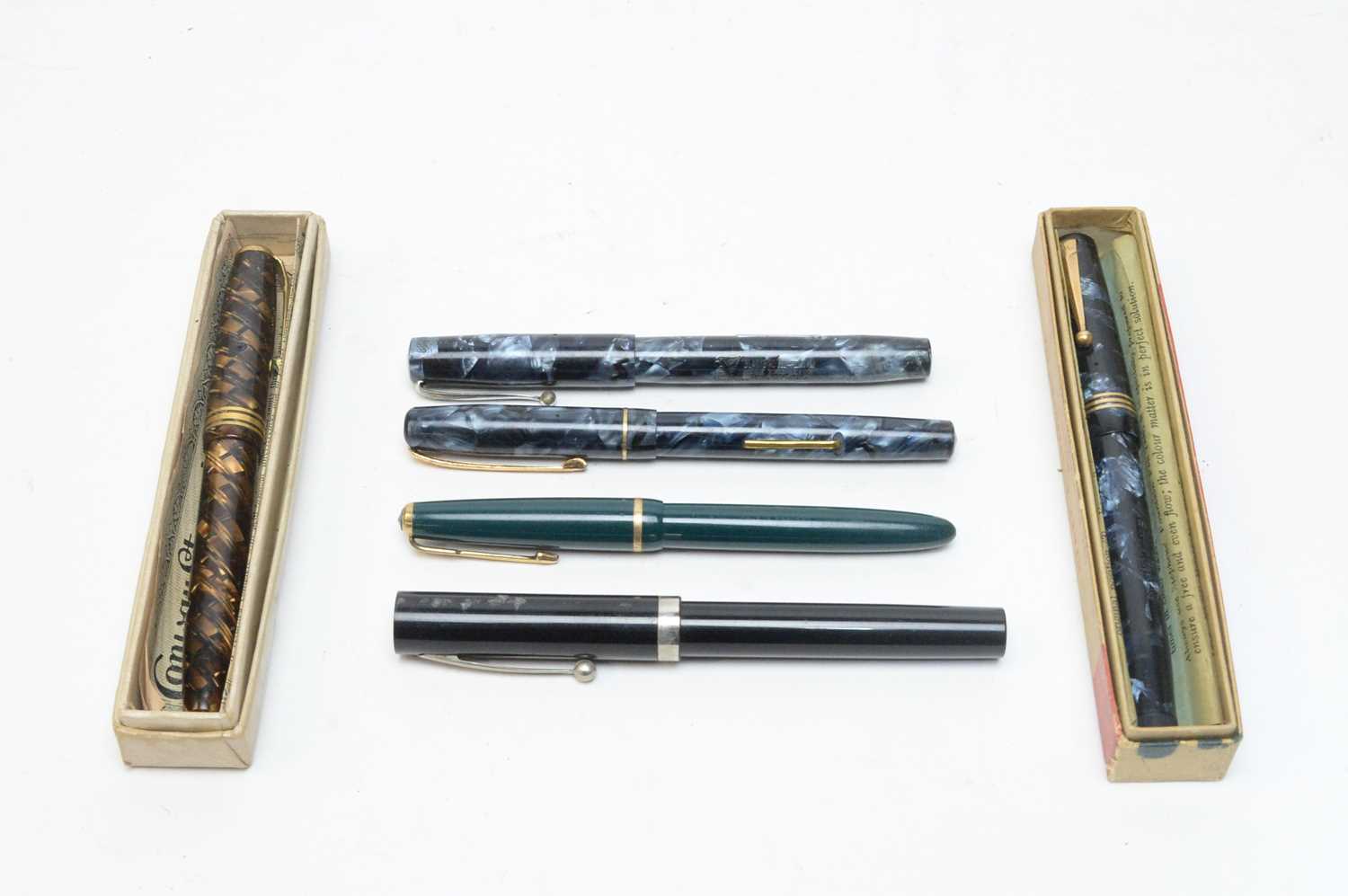 Lot 140 - A selection of fountain pens