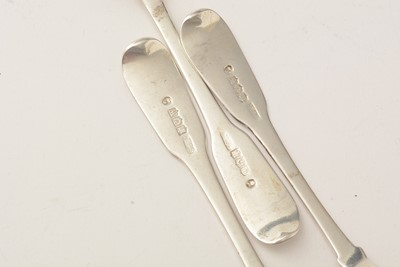 Lot 174 - A set of Georgian Scottish silver teaspoons; and others
