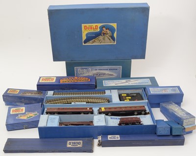 Lot 87 - Hornby Dublo 00-gauge electric train set, and other items