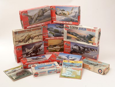 Lot 186 - Fourteen Airfix model constructor kits