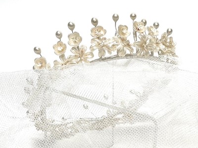 Lot 1159 - A 1950s pearlescent wax flower wedding tiara