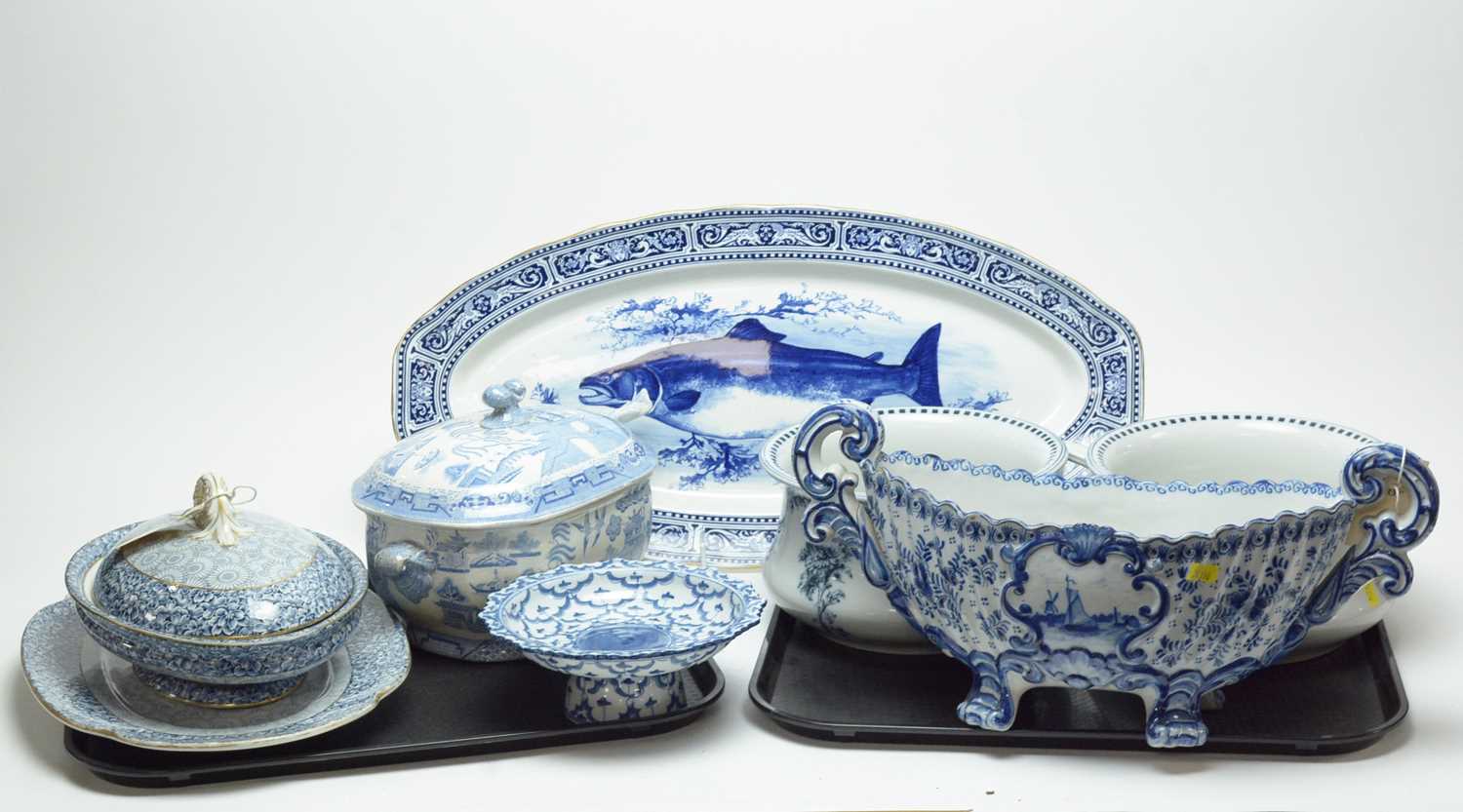 Lot 307 - A selection of blue and white ceramics