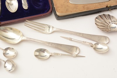 Lot 172 - A selection of silver teaspoons and other items