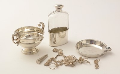 Lot 113 - A selection of silver items