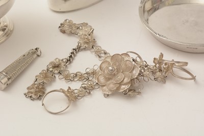 Lot 113 - A selection of silver items