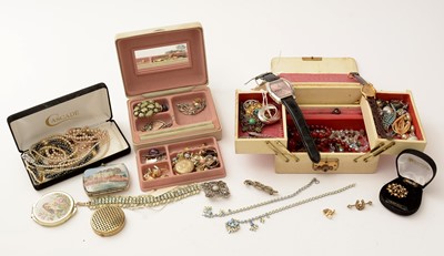 Lot 122 - A selection of costume jewellery