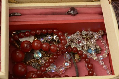 Lot 122 - A selection of costume jewellery