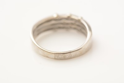 Lot 141 - A diamond dress ring