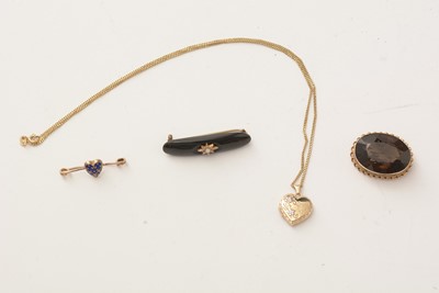 Lot 161 - A quartz and 9ct gold brooch and other jewellery