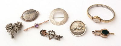Lot 163 - A blood stone set swivel watch key and other items