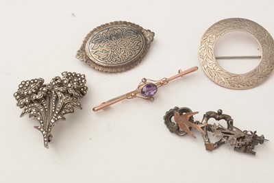Lot 163 - A blood stone set swivel watch key and other items