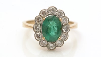 Lot 728 - An emerald and diamond cluster ring