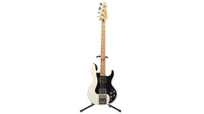 Lot 847 - Peavey T-40 Bass guitar