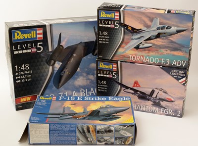 Lot 195 - Twelve Revell model constructor kits