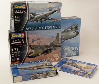 Lot 200 - Five Revell model constructor kits