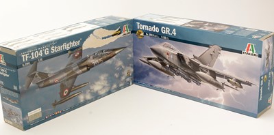 Lot 220 - Two Italeri model constructor kits