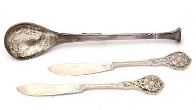 Lot 273 - A pair of George V silver butter knives; and a silver preserve spoon