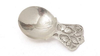 Lot 275 - A George V silver arts and crafts caddy spoon