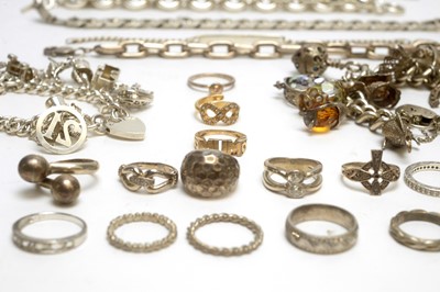 Lot 73 - A selection of silver and other necklaces