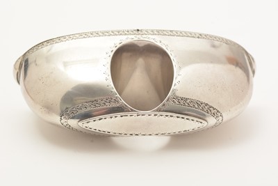 Lot 459 - A rare George III silver thumbhole snuff box