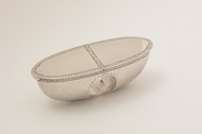 Lot 459 - A rare George III silver thumbhole snuff box