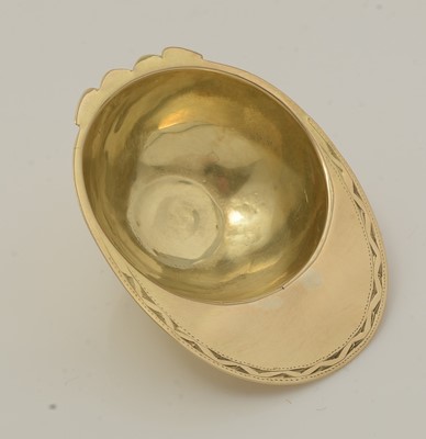 Lot 286 - A rare George III gold jockey cap caddy spoon