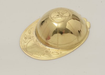 Lot 286 - A rare George III gold jockey cap caddy spoon