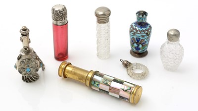 Lot 515 - A 20th Century gilt-metal, mother-of-pearl and abalone shell-set scent atomiser
