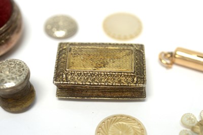 Lot 88 - An early 19th Century silver vinaigrette, and other items